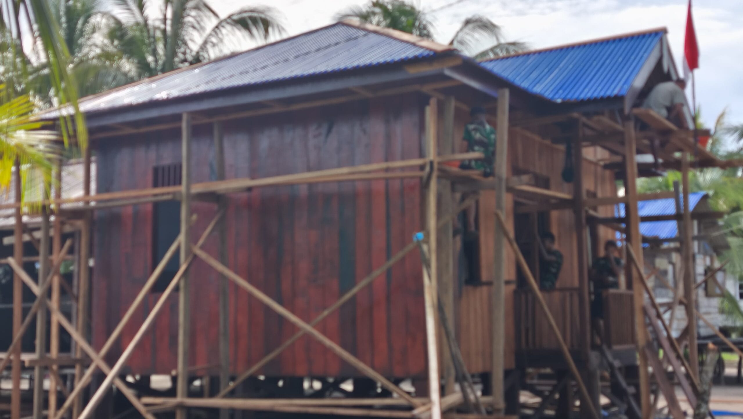 Satgas TMMD Ke-128 Kodim 1710/Mimika: Pemasangan Atap Rampung, Progres Pembangunan 5 Rumah Capai 90 Persen