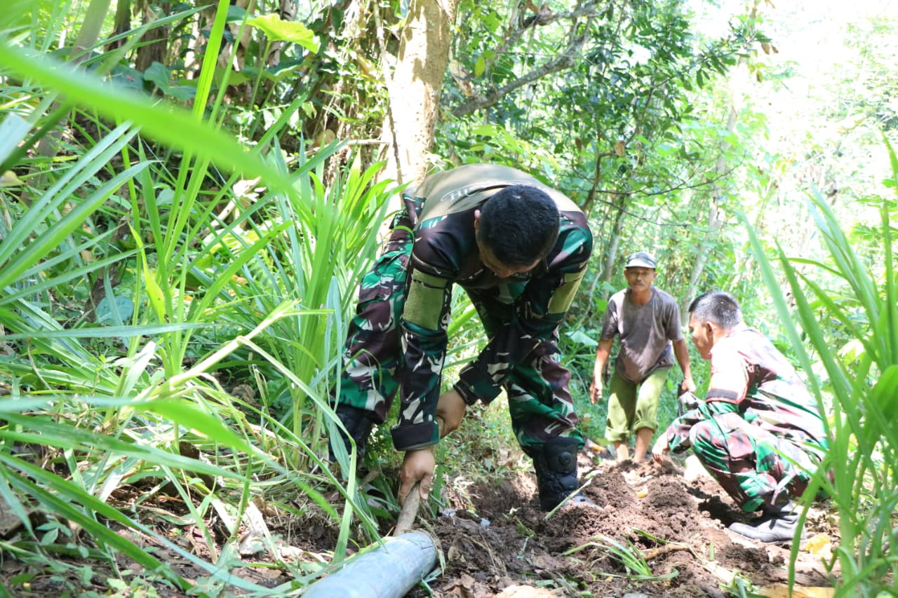 Semangat Satgas Percepat Proses Penyambungan Pipanisasi Demi Penuhi Kebutuhan Air Bersih Warga