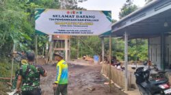 Satgas Bersama Warga Pasang Benner Sambut Tim Wasev Sterad TNI