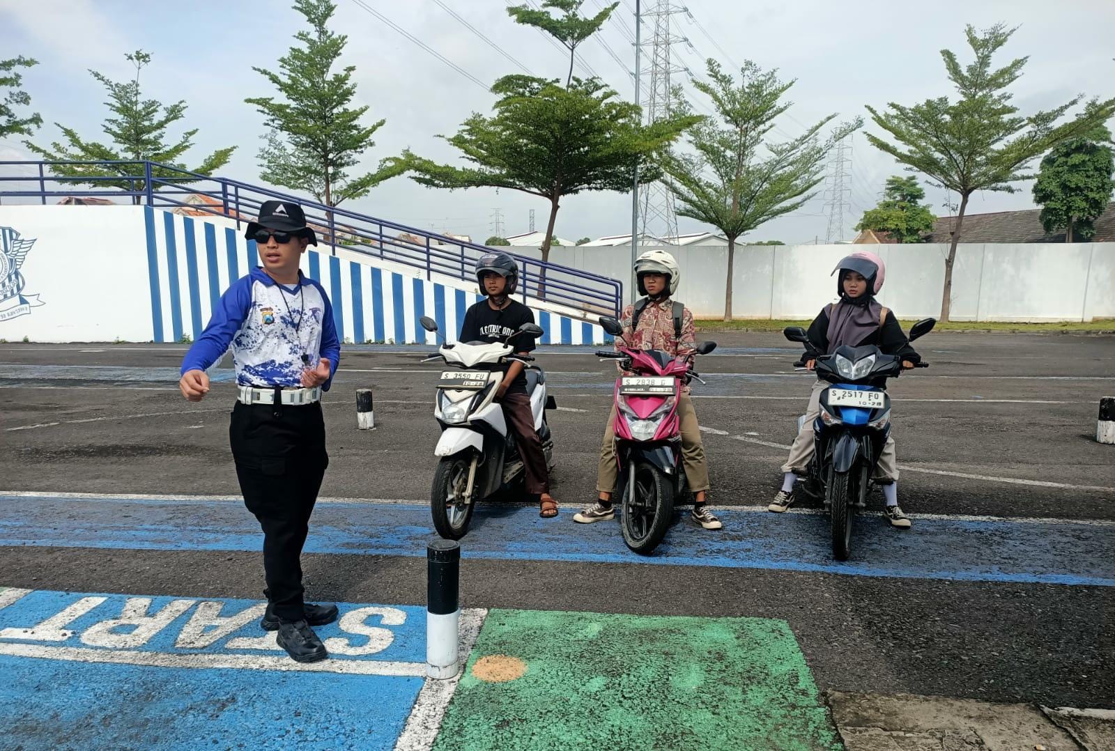 Polantas Tuban Datang, Pengendara Langsung Tahu Cara Perpanjang SIM Tepat Waktu Polantas Tuban Datang, Pengendara Langsung Tahu Cara Perpanjang SIM Tepat Waktu
