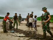 Aksi Bersih Pantai Keakwa oleh Satgas TMMD Kodim 1710/Mimika