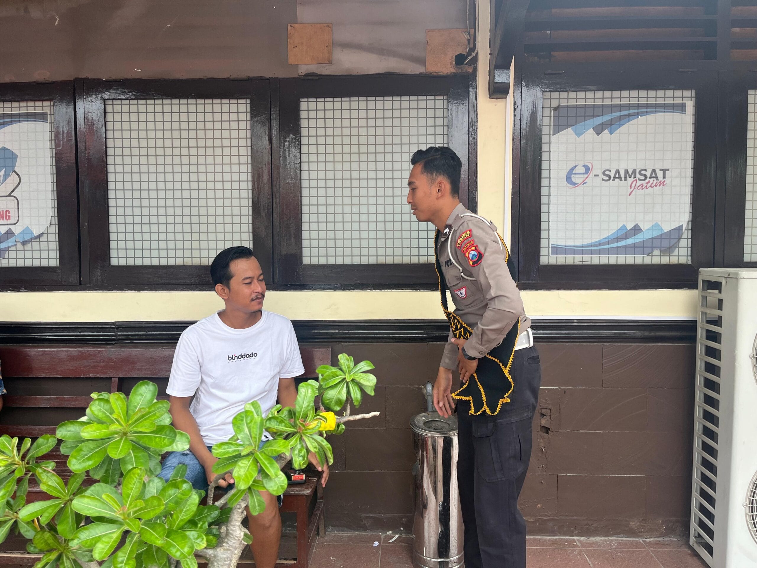 Dari Pinggir Jalan Tuban, Polantas Tuban Bantu Warga Cek SIM STNK dan BPKB