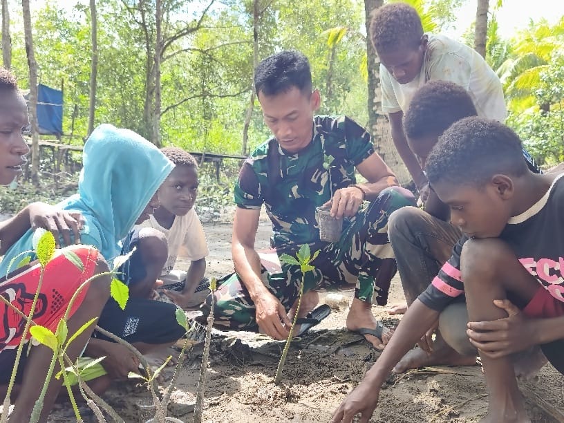 Satgas TMMD Kodim 1710/Mimika Tanamkan Kepedulian Lingkungan Lewat Penanaman Mangrove Bersama Anak-Anak Satgas TMMD Kodim 1710/Mimika Tanamkan Kepedulian Lingkungan Lewat Penanaman Mangrove Bersama Anak-Anak