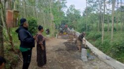 Warga Apresiasi Kinerja Satgas TMMD dalam Pemasangan Paving di Desa Brabe Warga Apresiasi Kinerja Satgas TMMD dalam Pemasangan Paving di Desa Brabe