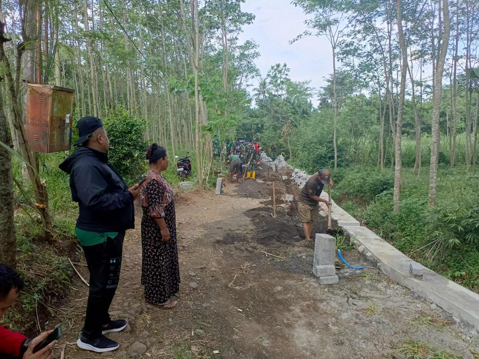 Warga Apresiasi Kinerja Satgas TMMD dalam Pemasangan Paving di Desa Brabe