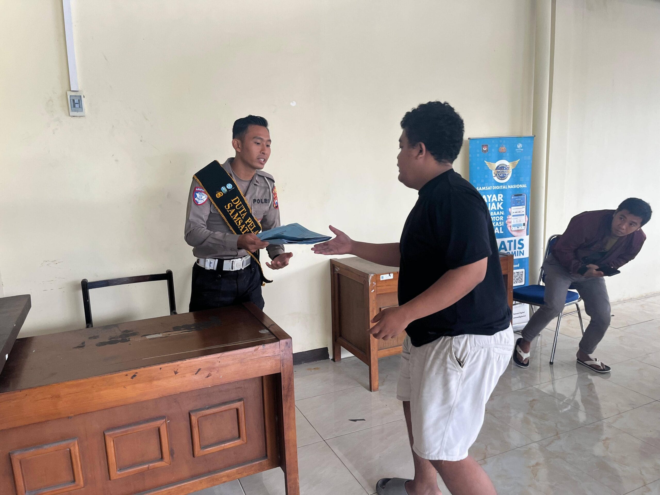 Warga Tuban Kini Tak Takut Lagi Bertanya Soal SIM dan STNK di Jalan Warga Tuban Kini Tak Takut Lagi Bertanya Soal SIM dan STNK di Jalan