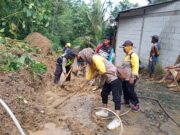 Polsek Rembang Ikut Kerja Bakti Bersihkan Material Longsor