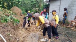 Polsek Rembang Ikut Kerja Bakti Bersihkan Material Longsor