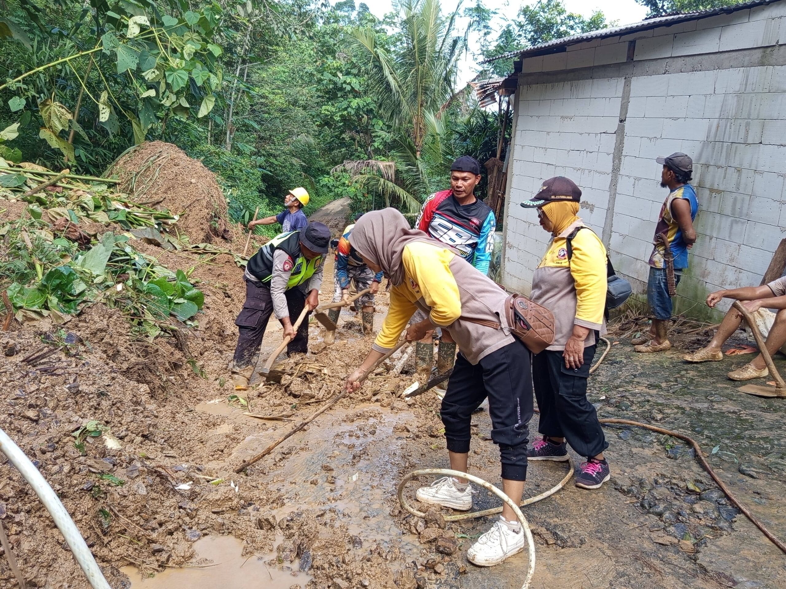 Polsek Rembang Ikut Kerja Bakti Bersihkan Material Longsor Polsek Rembang Ikut Kerja Bakti Bersihkan Material Longsor