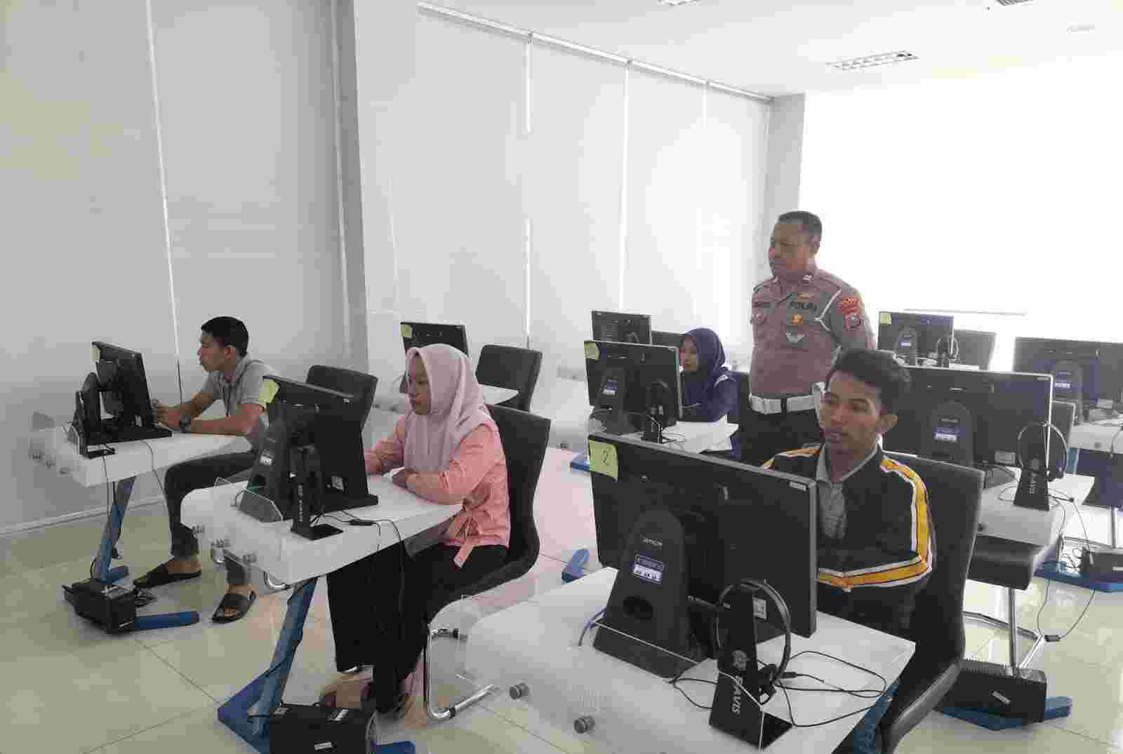 Cerita Pagi di Tuban, Pengendara Datangi Polantas Tuban Demi Urusan SIM Cerita Pagi di Tuban, Pengendara Datangi Polantas Tuban Demi Urusan SIM