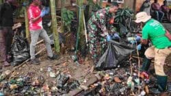 Gotong Royong Bersihkan Kali, Babinsa Timika Turun Langsung