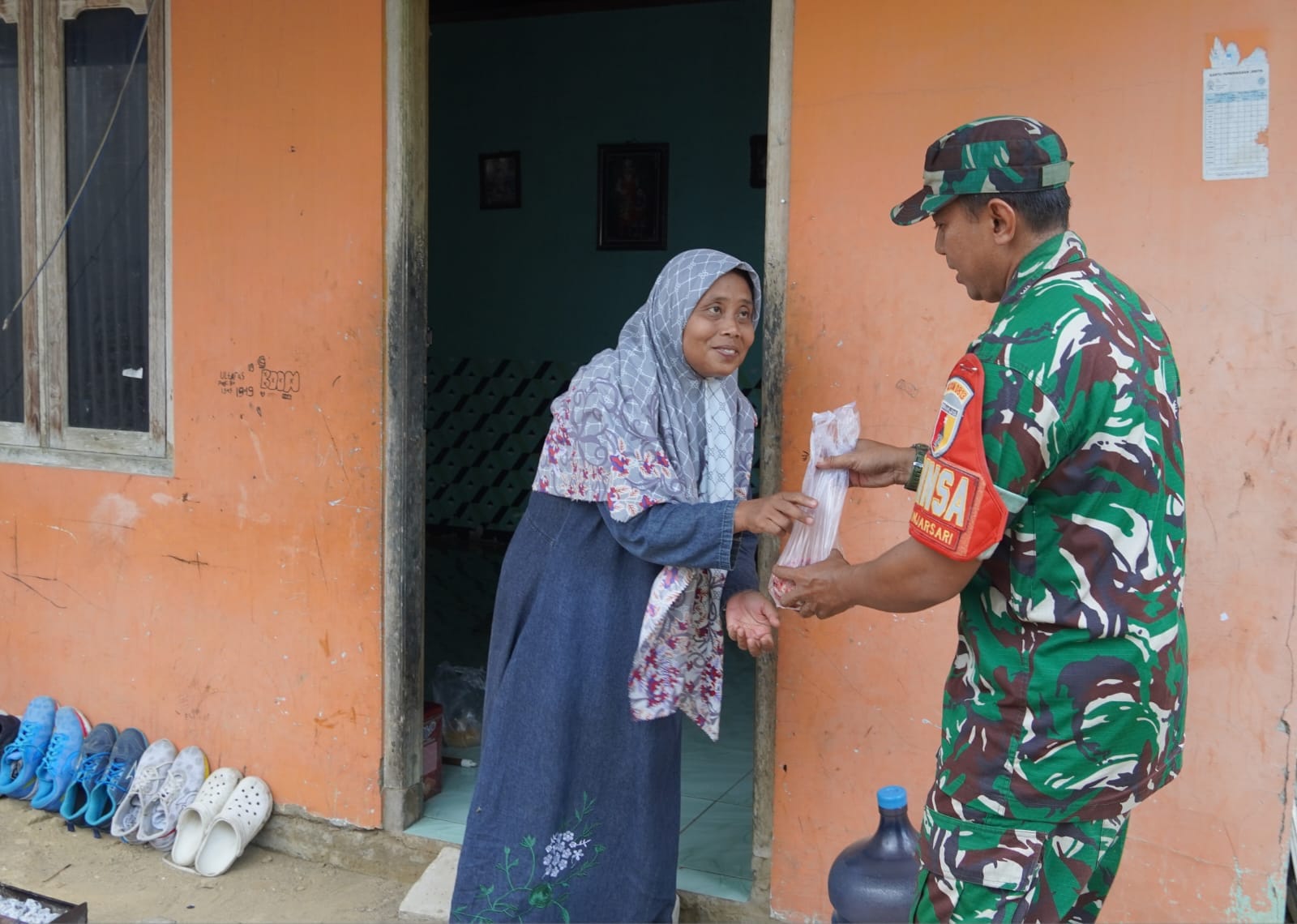 Semangat Berbagi di Idul Adha, Kodim Bojonegoro Salurkan Daging Kurban Semangat Berbagi di Idul Adha, Kodim Bojonegoro Salurkan Daging Kurban