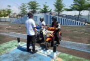Fenomena Baru di Tuban: Polisi Lalu Lintas Nongkrong Santai, Warga Langsung Tahu Cara Urus Dokumen
