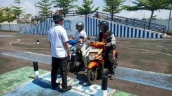 Fenomena Baru di Tuban: Polisi Lalu Lintas Nongkrong Santai, Warga Langsung Tahu Cara Urus Dokumen