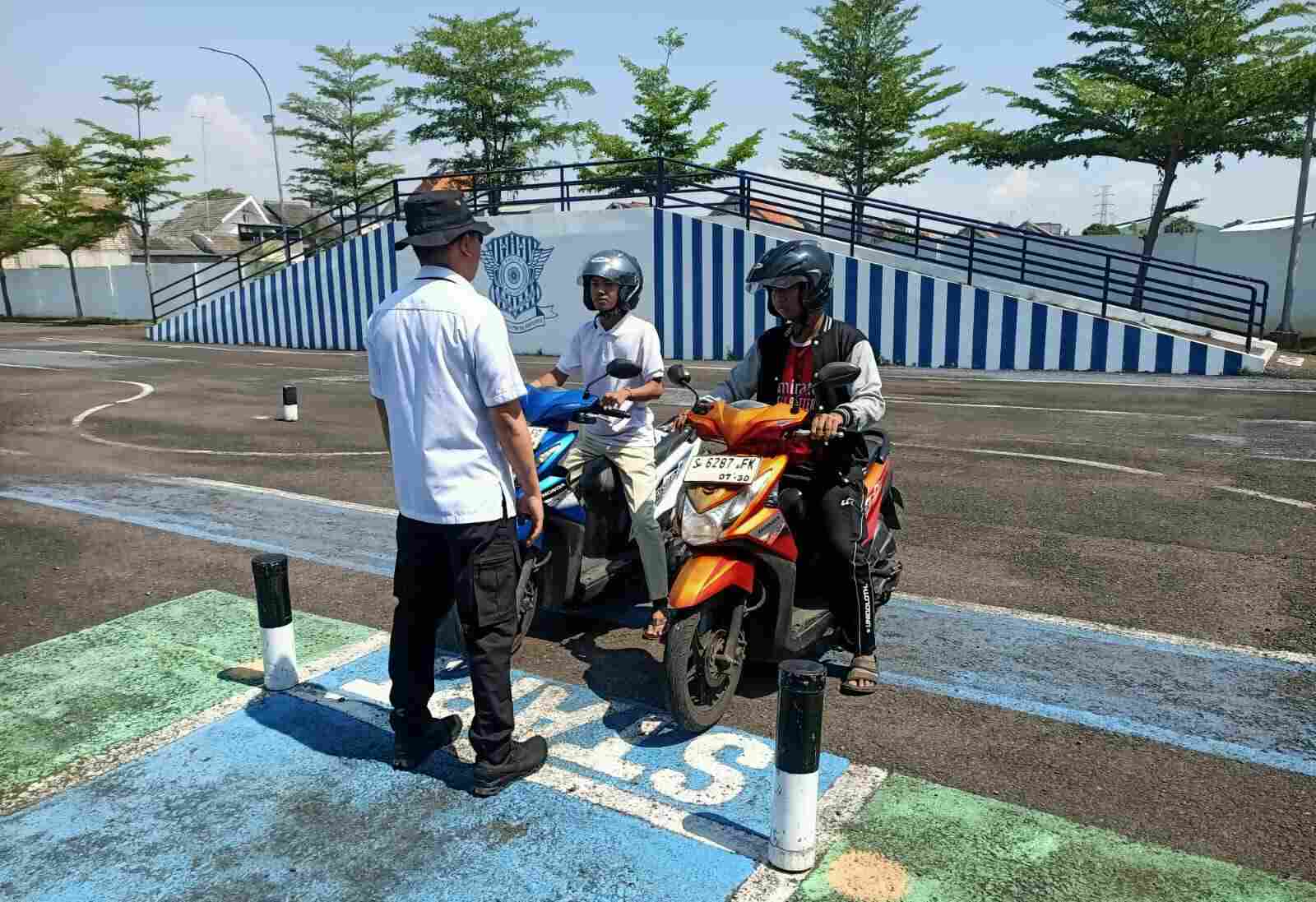 Fenomena Baru di Tuban: Polisi Lalu Lintas Nongkrong Santai, Warga Langsung Tahu Cara Urus Dokumen