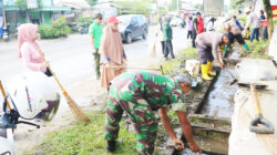 Jumat Bersih, Warga dan Babinsa Nenang Kompak Gotong Royong Jaga Kebersihan Lingkungan
