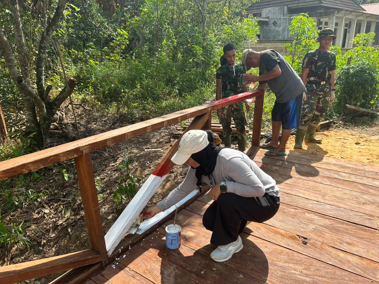 TNI dan Warga Kompak, Pembangunan Jembatan TMMD Ke-128 Kodim 0908/Bontang Memasuki Tahap Pengecatan