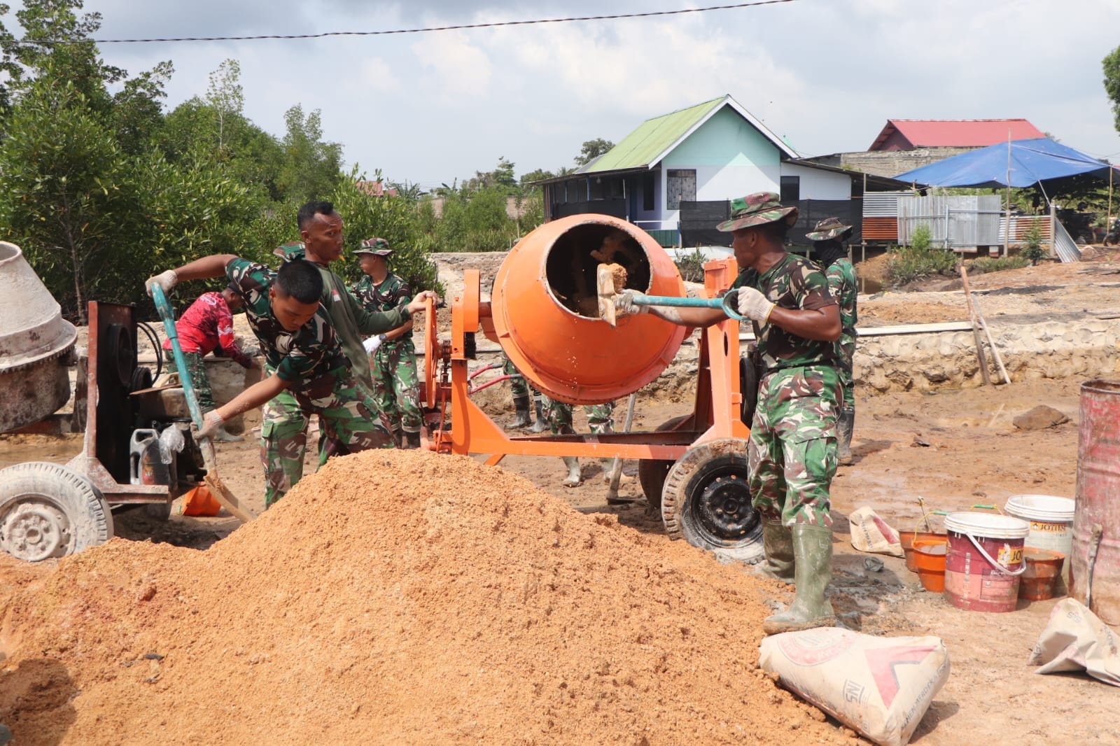 Dandim 0908/Bontang Selaku Dansatgas TMMD Ke-128 Tinjau Pengerjaan Fisik Utama di Bontang Kuala
