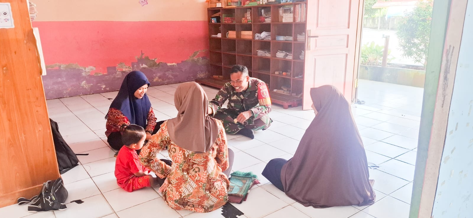 Menjalin Silaturahmi Babinsa Tanjung T Komsos Dengan Guru TK