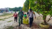 Wujud Nyata Kemanunggalan TNI-Rakyat,Babinsa Labangka Bersama Warga Gotong Royong Bersihkan Halaman Masjid
