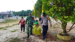 Wujud Nyata Kemanunggalan TNI-Rakyat,Babinsa Labangka Bersama Warga Gotong Royong Bersihkan Halaman Masjid