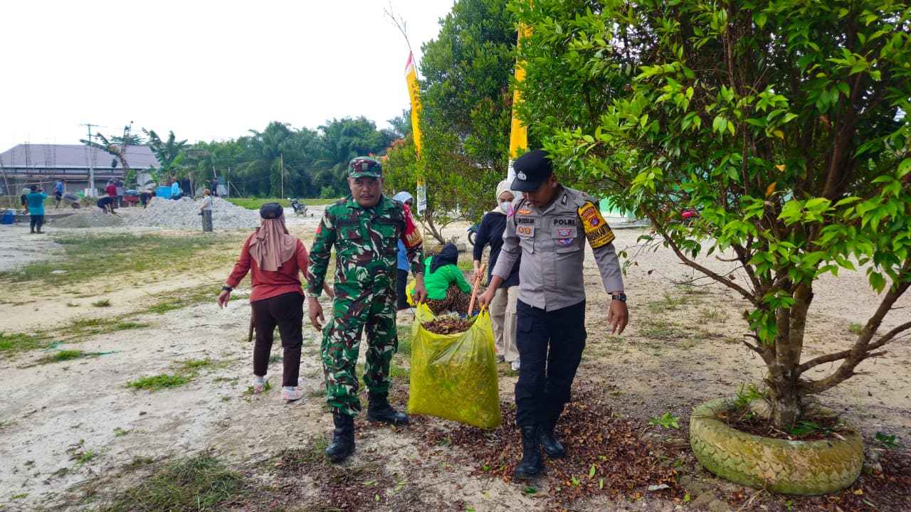 Wujud Nyata Kemanunggalan TNI-Rakyat,Babinsa Labangka Bersama Warga Gotong Royong Bersihkan Halaman Masjid