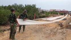 Tahap Penting Pembangunan Jalan, Satgas TMMD 128, Kodim 0908/Bontang Pasang Wiremesh di Lokasi Sasaran