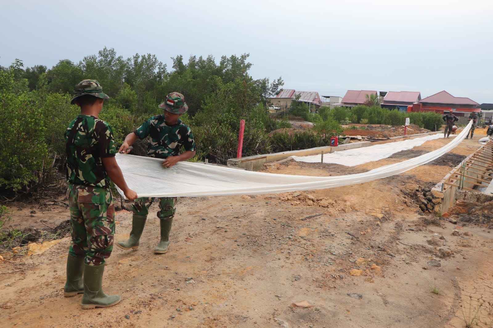 Tahap Penting Pembangunan Jalan, Satgas TMMD 128, Kodim 0908/Bontang Pasang Wiremesh di Lokasi Sasaran