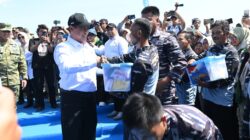 Panglima TNI Bersama Menteri Pertanian Melaksanakan Panen Raya Kedelai Ketahanan Pangan TNI AL di Nganjuk