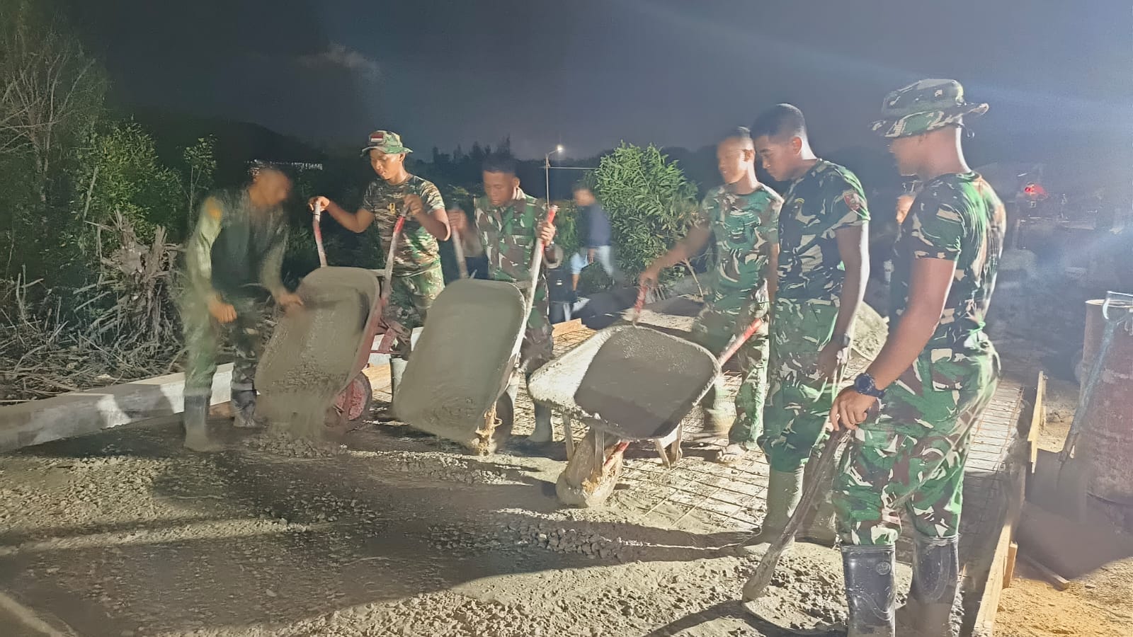 Semangat Tanpa Henti, Satgas TMMD Ke-128 Kodim 0908/Bontang Laksanakan Pengecoran Malam Hari
