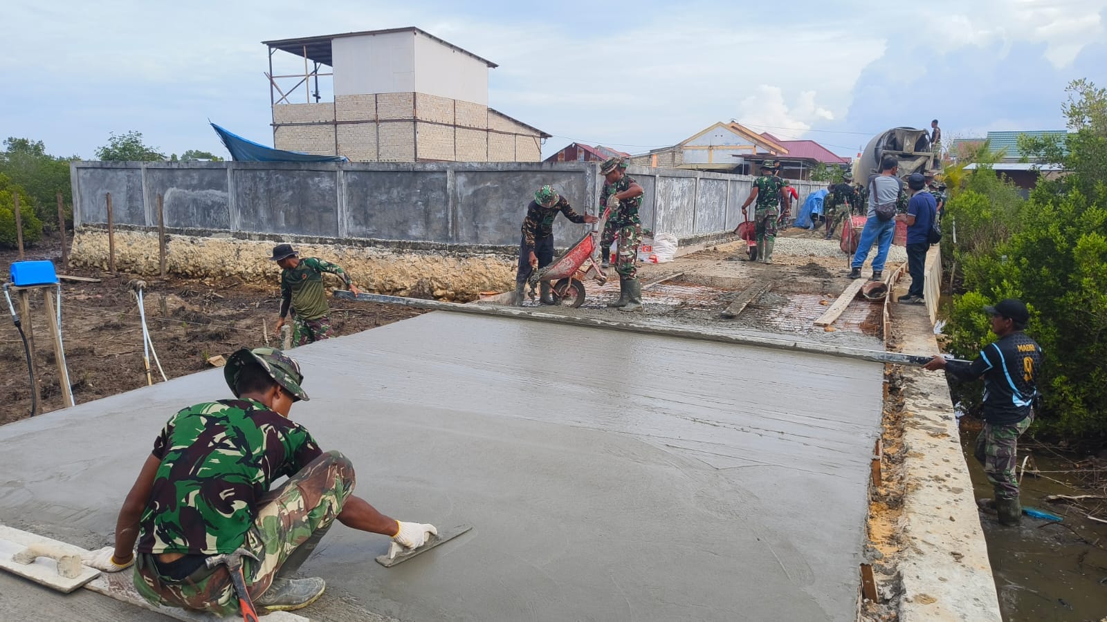 Tak Kenal Lelah, Personel Satgas TMMD Ke-128 Kodim 0908/Bontang Fokus Tuntaskan Pengecoran Jalan yang Belum Rampung