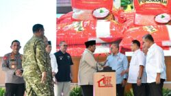 Panglima TNI Dampingi Presiden RI Resmikan 1.061 KDKMP di Jawa Timur Panglima TNI Dampingi Presiden RI Resmikan 1.061 KDKMP di Jawa Timur