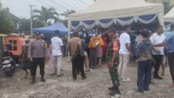 Babinsa Dan Bhabinkamtibmas Girimukti Dampingi Pasar Murah Untuk Masyarakat Prasejahtera