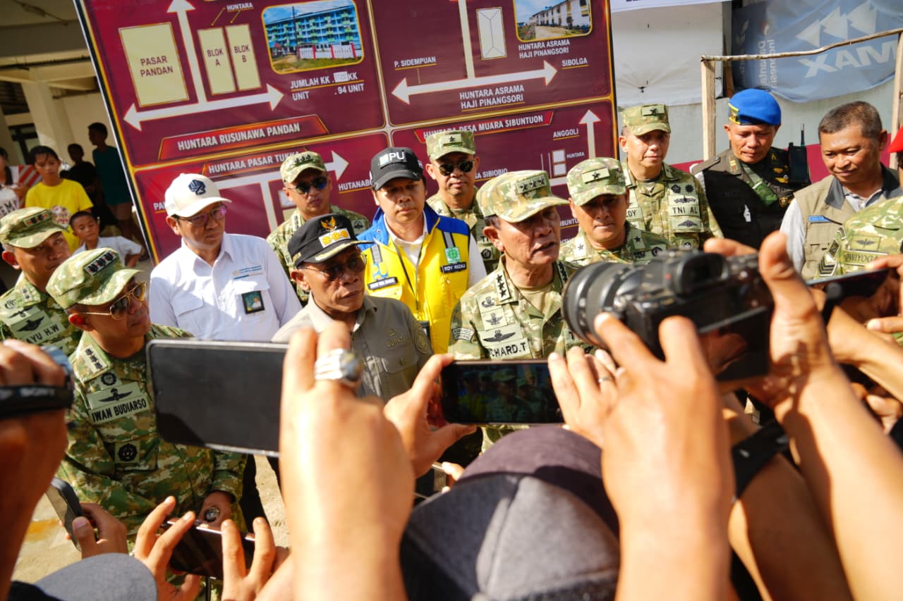 Kasum TNI Tinjau Rehabilitasi Pascabencana dan Serahkan Bantuan Air Bersih di Tapanuli Kasum TNI Tinjau Rehabilitasi Pascabencana dan Serahkan Bantuan Air Bersih di Tapanuli