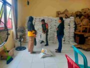 Babinsa Penajam Kawal Pendistribusian Penyaluran Bantuan