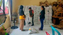 Babinsa Penajam Kawal Pendistribusian Penyaluran Bantuan