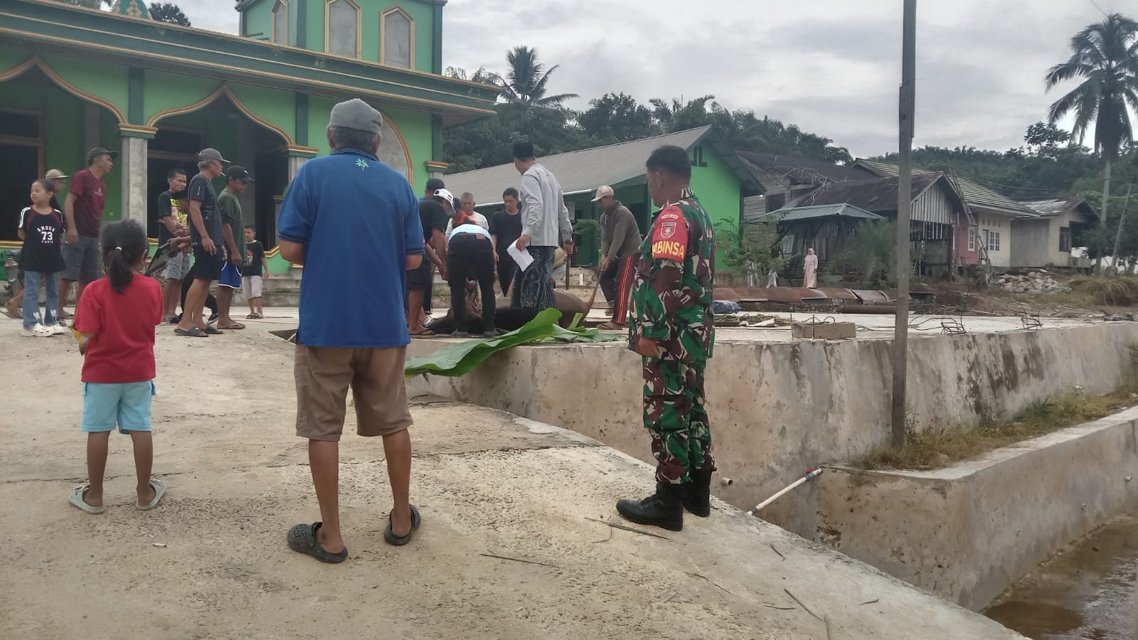 Babinsa Koramil Sepaku Kawal Pemotongan Hewan Kurban Di Wilayah Binaan