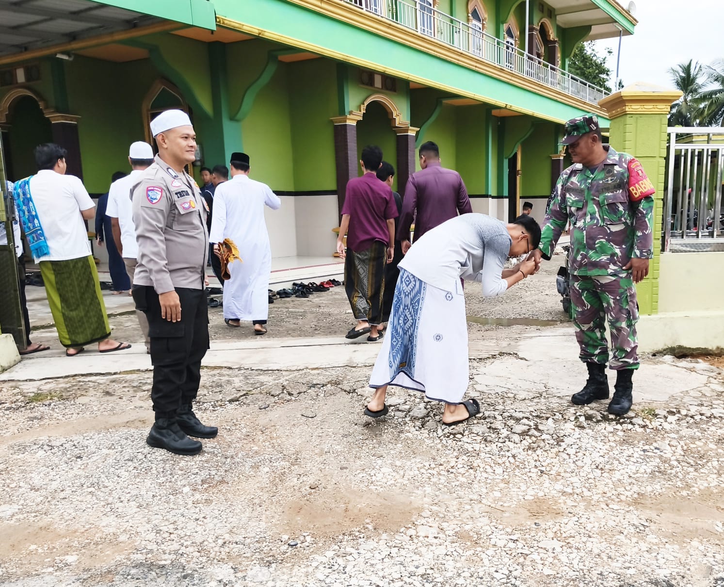 Pastikan Berjalan Khidmat, Babinsa Koramil Waru Laksanakan Pengamanan Shalat Idul Adha 1447 H Pastikan Berjalan Khidmat, Babinsa Koramil Waru Laksanakan Pengamanan Shalat Idul Adha 1447 H