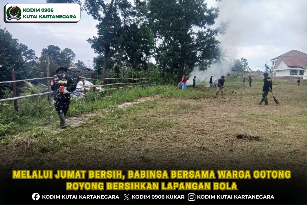Melalui Jumat Bersih, Babinsa Bersama Warga Gotong Royong Bersihkan Lapangan Bola