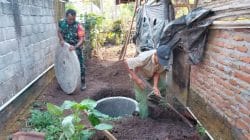 Wujud Kemanunggalan TNI, Babinsa Rejoso Gotong Royong Renovasi MCK Warga Binangun