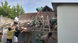 Wujud Kemanunggalan TNI, Babinsa Kademangan Bersama Warga Gotong Royong Rehab Rumah Layak Huni
