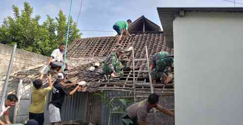Wujud Kemanunggalan TNI, Babinsa Kademangan Bersama Warga Gotong Royong Rehab Rumah Layak Huni