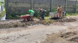 Wujud Nyata Kemanunggalan TNI-Rakyat, Babinsa Candirejo Gotong Royong Bersihkan Jalan Desa