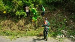 Sinergi Tanpa Batas, Babinsa Sidorejo Bersama Warga Bersihkan Rumput Tebing Demi Keselamatan Penguna Jalan
