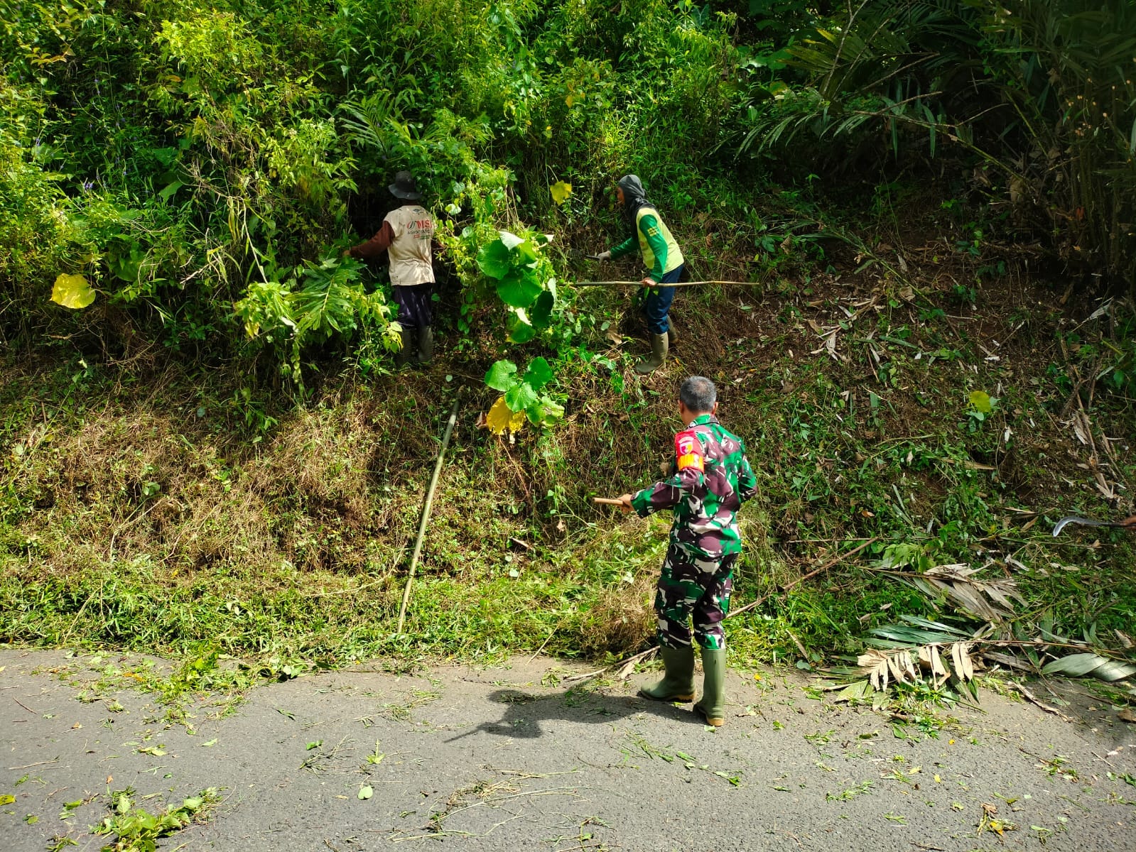 Sinergi Tanpa Batas, Babinsa Sidorejo Bersama Warga Bersihkan Rumput Tebing Demi Keselamatan Penguna Jalan Sinergi Tanpa Batas, Babinsa Sidorejo Bersama Warga Bersihkan Rumput Tebing Demi Keselamatan Penguna Jalan