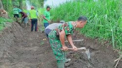 Babinsa Karang Gondang Bersama Warga Gotong Royong Bersihkan Jalan Akses Lahan Pertanian Babinsa Karang Gondang Bersama Warga Gotong Royong Bersihkan Jalan Akses Lahan Pertanian