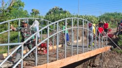 Sinergi TNI Dan Warga, Babinsa Kelurahan Sentul Dampingi Pengecoran Jembatan Beton Garuda Sungai Cari