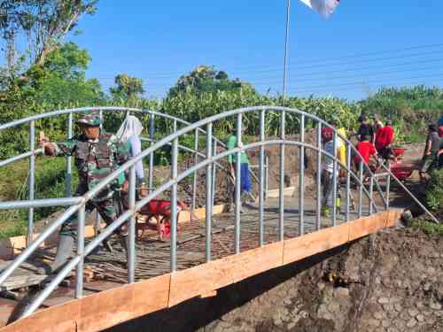Sinergi TNI Dan Warga, Babinsa Kelurahan Sentul Dampingi Pengecoran Jembatan Beton Garuda Sungai Cari