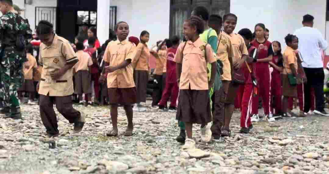 Kegiatan Peringati Hari Lahir Pancasila, Membuat Tawa dan Senyum Kebahagiaan Anak-Anak Papua Kembali Pecah Kegiatan Peringati Hari Lahir Pancasila, Membuat Tawa dan Senyum Kebahagiaan Anak-Anak Papua Kembali Pecah