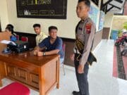 Polantas Tuban Ubah Trotoar Jadi Ruang Konsultasi, Warga Ramai Tanya SIM dan STNK